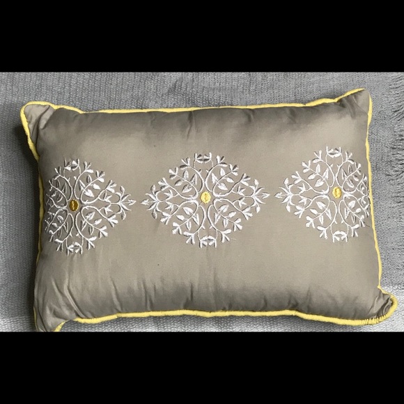 🎉 3 FOR 1 MADISON PARK PILLOWS 🎉 - Picture 5 of 6